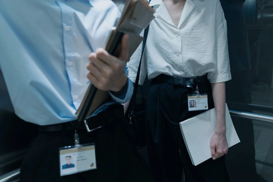 Kredi kartlarını elinde tutan bir kişi